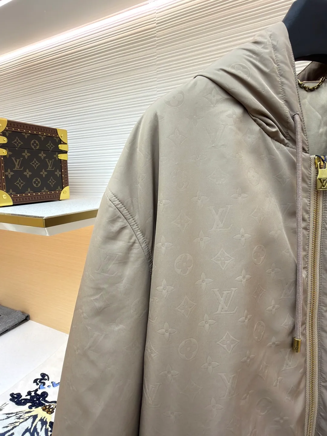 LOUIS VUITTON gravure embossed cotton clothing ●Original version: 26100 purchased and developed ●Item number: 1681593-C95 ●Fabric: polyester fiber fabric ●Technology: embossed production ●Color: khaki ●Version: fitted version ●Weight: about 575 grams ●Size: XS-S-M-L ●Description: This hooded windproof jacket renews the classic jacket design on the 2025 spring and summer show, with an all-over embossed pattern dipped in elegant tones. Lightly padded and silky lined for added comfort, it adds a modern edge to everyday looks. The overall wiring is straight and delicate, the fabric is comfortable and soft, and the color is consistent without color difference. It can be matched with the same style to create a fashionable look and control various occasions. Customized accessories, complete with three standards, same style for men and women!